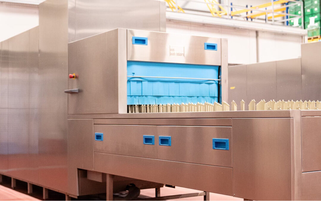 Logistiek en reiniging van herbruikbare bekers, servies, bestek en andere verpakkingen met cupstack. In de grootste wasstraat van Nederland.