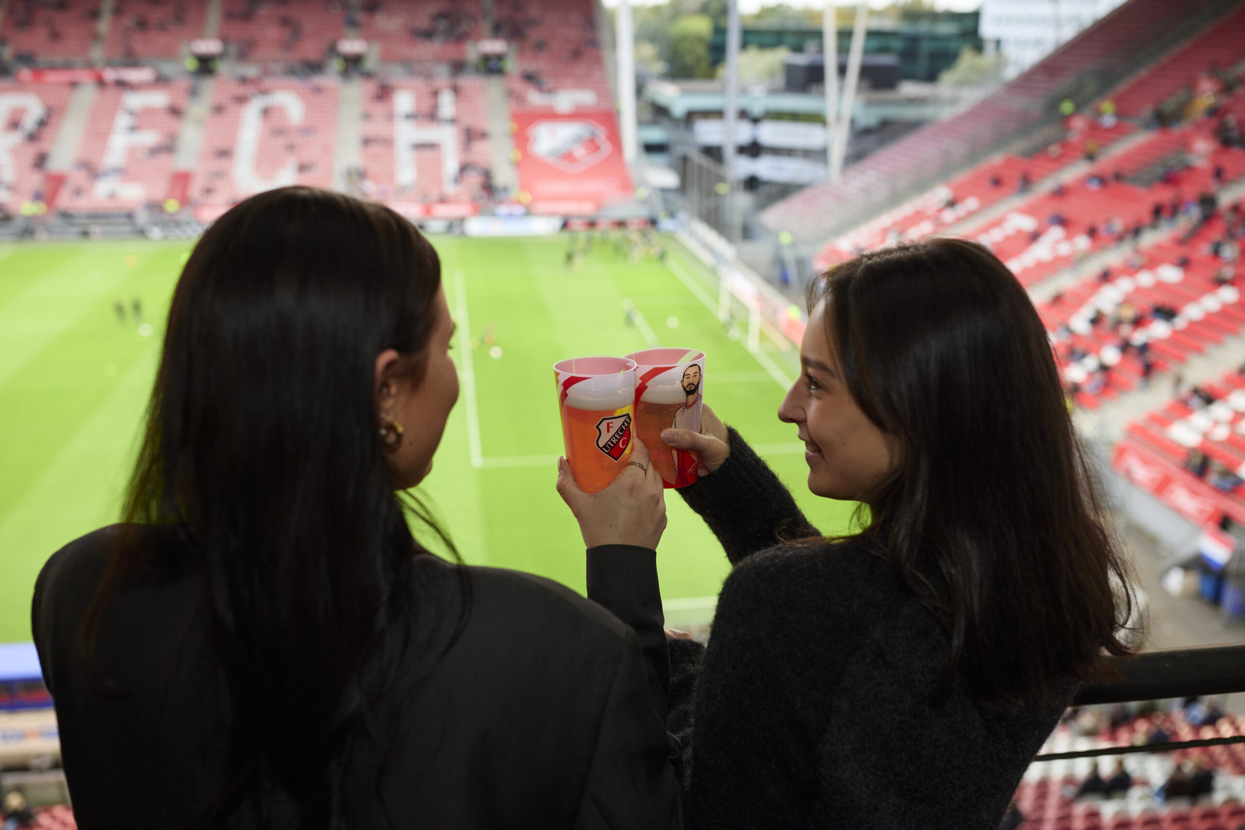 herbruikbare bekers in het voetbalstadion