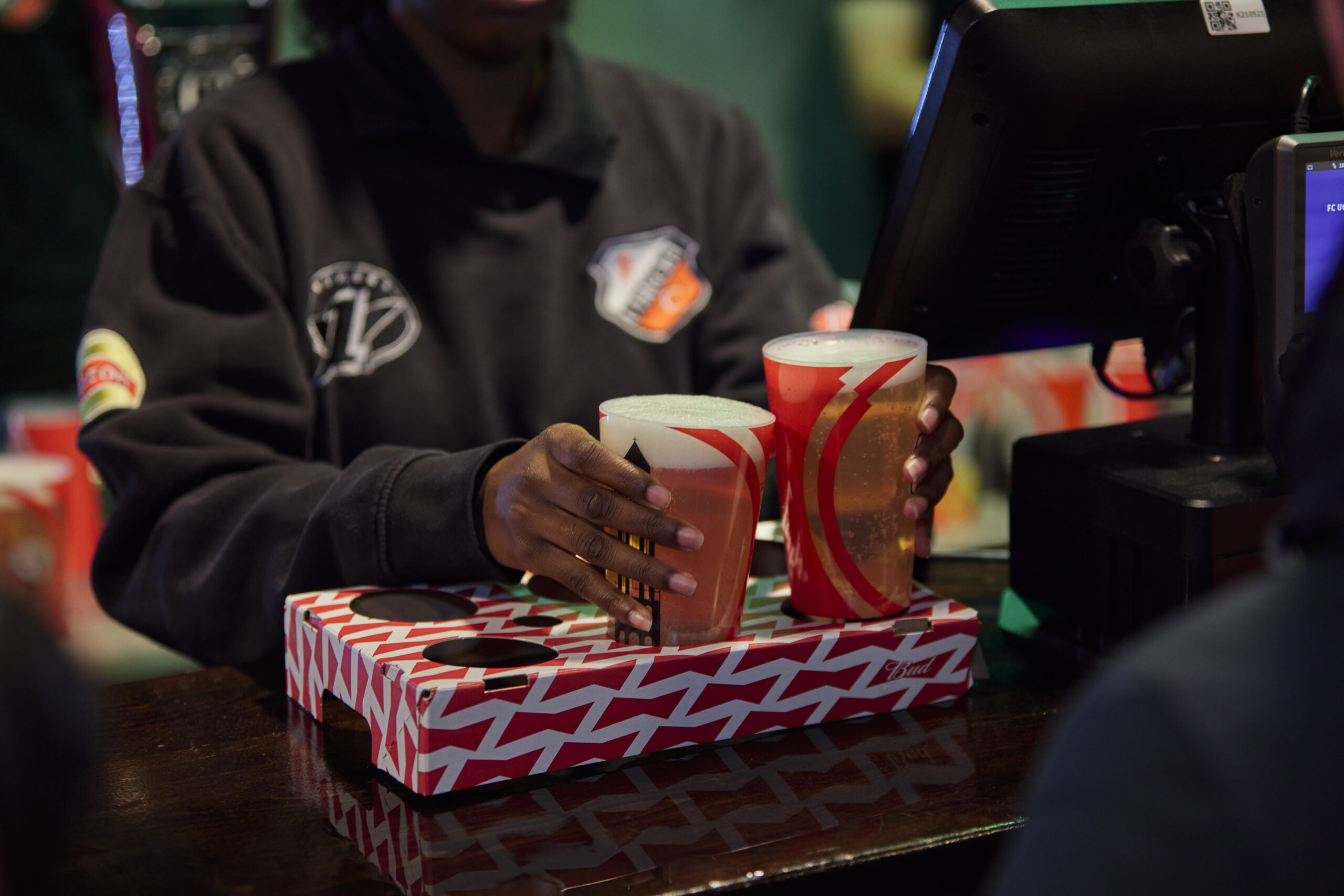 herbruikbare bekers achter de bar in het voetbalstadion