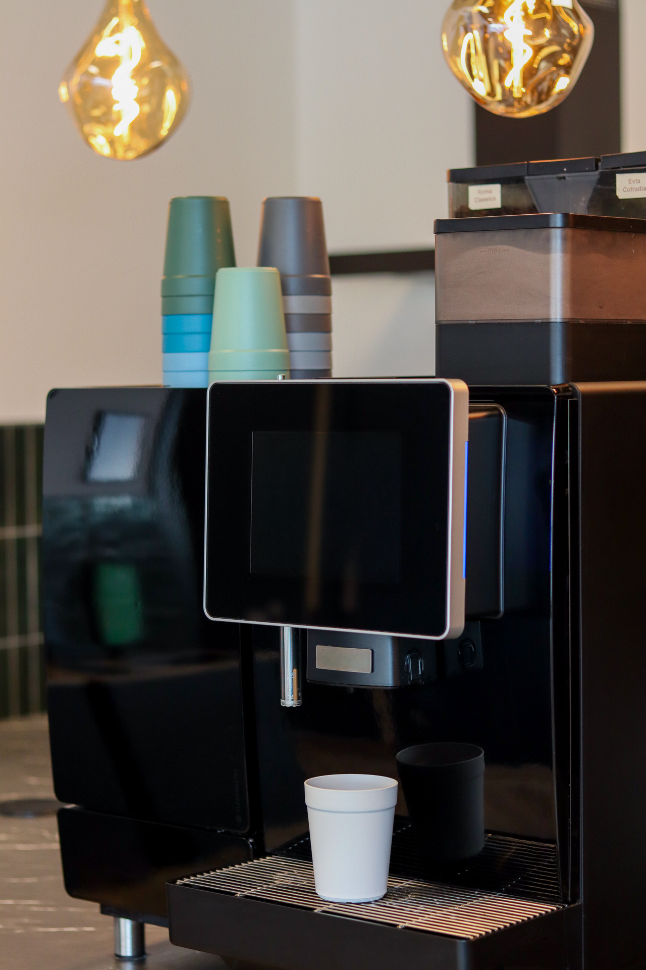 koffiemachine met herbruikbare koffiebekers - cupstack
