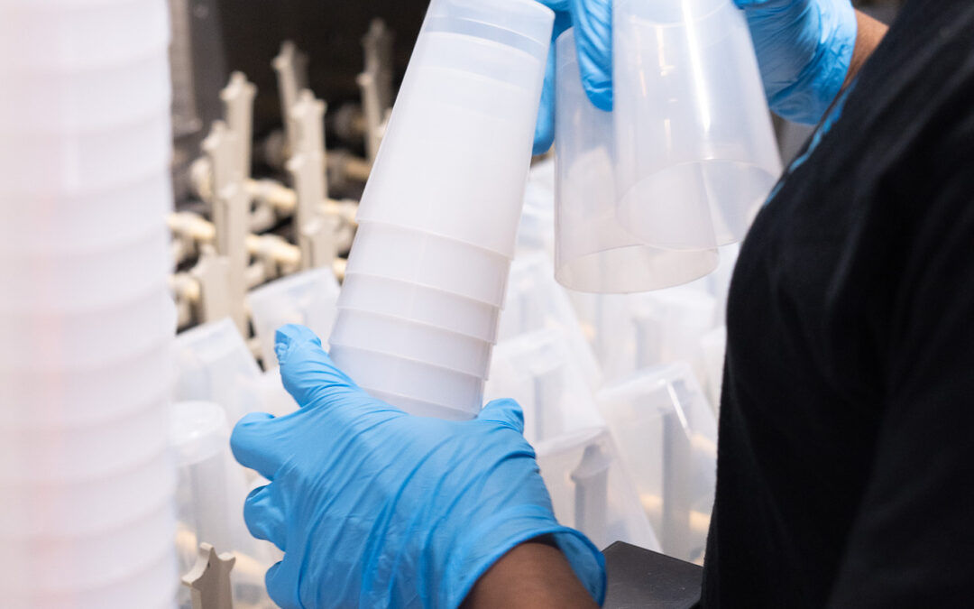 Herbruikbare bekers in de wasfaciliteit - cupstack