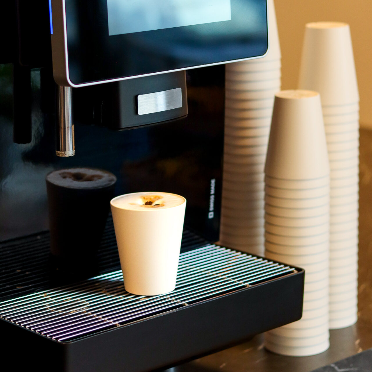 aangevulde koffiepantry met herbruikbare koffiebekers - Over de Drempel - cupstack